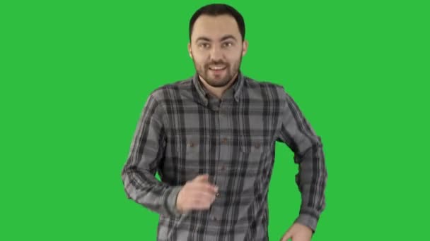 Joven corriendo y sonriendo en una pantalla verde, Chroma Key . — Vídeo de stock