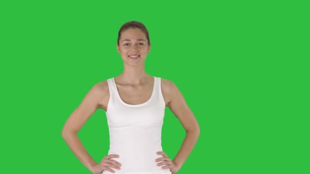 Mujer sana activa y segura satisfecha en ropa deportiva con las manos en las caderas caminando sobre una pantalla verde, Chroma Key . — Vídeos de Stock