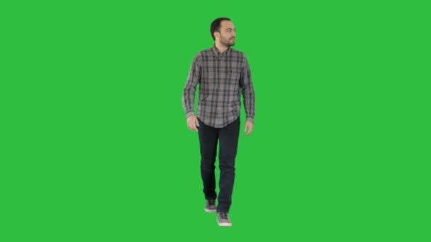 Rilassato uomo casual in jeans e camicia a piedi e guardando ai lati su uno schermo verde, Chroma Key . — Video Stock