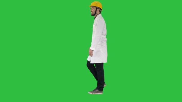 Ingénieur de marche sur un écran vert, Chroma Key . — Video