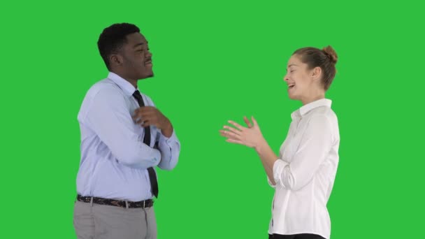 Geschäftsfrau gibt ihrem Chef ein paar Ideen auf einem grünen Bildschirm, Chroma-Schlüssel. — Stockvideo