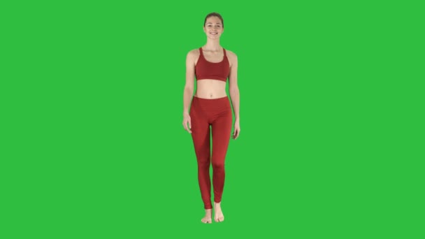 Glücklich gesundes Mädchen, das auf einem grünen Bildschirm geht, Chroma-Taste. — Stockvideo