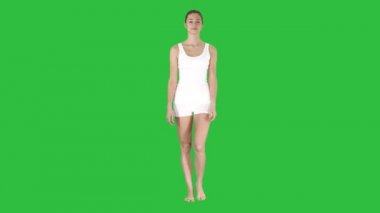 Yalınayak kız beyaz şort ve beyaz gömlek Chroma anahtar yeşil bir ekran üzerinde yürüme.