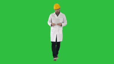 Kağıtları kontrol ve Chroma Key bir yeşil ekranda iki taraf için de etrafa mühendisi.