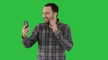 Exprecive konuşmak bir adamın Videoblog, blog, vlog Chroma anahtar yeşil ekranda telefonda.