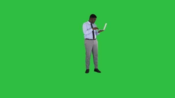 Afroamerikanischer Geschäftsmann arbeitet mit Laptop auf grünem Bildschirm, Chroma-Taste. — Stockvideo