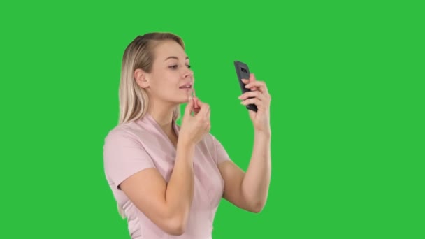 Schönheit, Menschen, Make-up, junge Frau Lippen Blick in das Smartphone auf einem grünen Bildschirm, Chroma-Taste. — Stockvideo