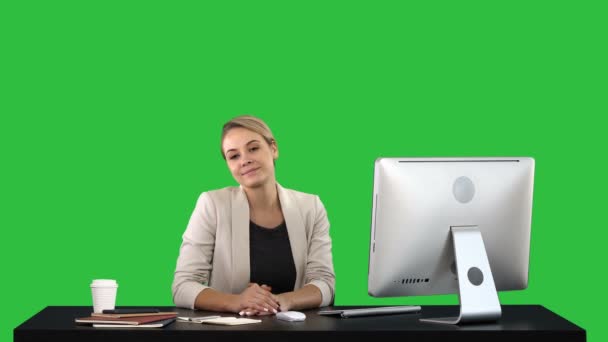 Jonge vrouw op zoek naar schoonheid en lacht om de camera op een groen scherm, Chromakey. — Stockvideo