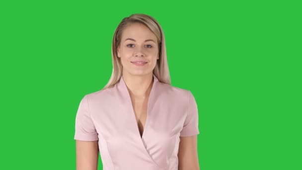 Красивая зубастая улыбка прекрасной женщины в розовом на зеленом экране, Chroma Key . — стоковое видео
