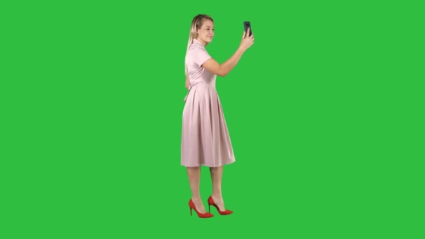 かわいい甘いゴージャスな素敵な見事な愛らしい格好良い良い服を着て女性クロマキー グリーン画面で歩きながら selfie を作る. — ストック動画