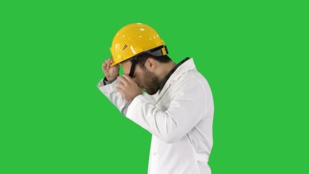 Ingeniero o trabajador amarillo casco de seguridad sombrero poner en la cabeza en una pantalla verde, clave de croma . — Vídeos de Stock