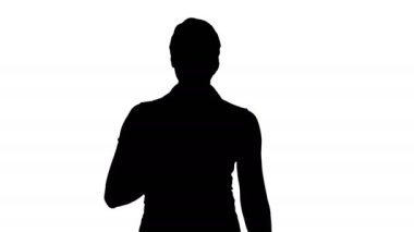 Siluet güzel genç bir kadın elinde defterlerle yürüyor..