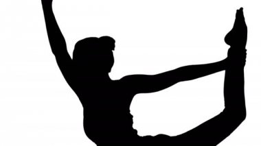Siluet Genç sportif çekici kadın yoga yapıyor..