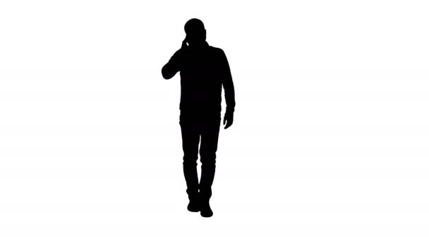 Silhouet Walking man praat aan de telefoon en glimlacht. — Stockvideo