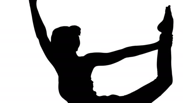 Silhouette Joven mujer deportiva atractiva practicando yoga. — Vídeos de Stock