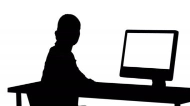 Kameraya konuşmaya ve bir şey bilgisayar ekranında gösterilen siluet genç güzel Bayan.