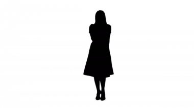 Tam boy portre. Pembe elbiseli siluet sarışın kadın selfie çekiyor ve yürüyor. 4K çözünürlükte profesyonel atış. 005. Kullanabilirsin, mesela. Ticari videonuzda, işinizde, sunumunuzda