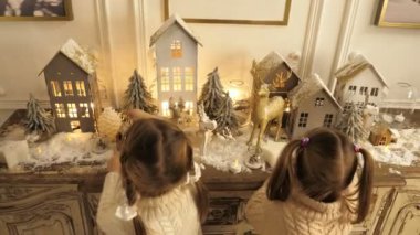 Noel ve yeni yıl oyuncaklar ve süslemeleri ile mutlu llittle güzel kızlar.