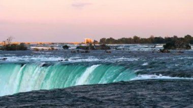 Horseshoe Falls, Niagara Falls, Ontario, Kanada içinde acele su. Günbatımı.