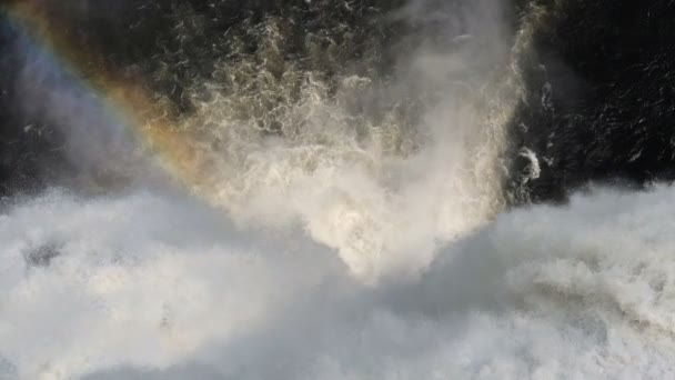 Cascade et magnifique arc-en-ciel .