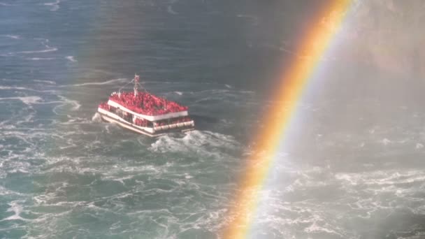 虹と霧の中に多くの観光客をボートします。 — ストック動画