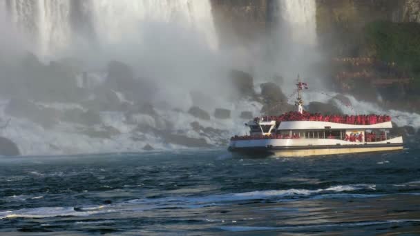ナイアガラの滝、カナダ滝の下部にボート。ナイアガラの滝, カナダ. — ストック動画