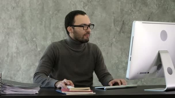 Geschäftsmann sitzt am Schreibtisch im Büro und wacht am Computer auf. — Stockvideo