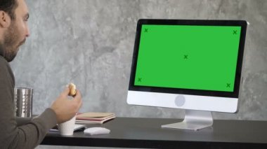 Onun bilgisayar önünde boğulma üst düzey iş adamı. Yeşil perde Mock-up göstermek.