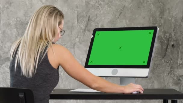 Giovane donna operatore amichevole parlando e lavorando al computer. Visualizzazione finto schermo verde . — Video Stock