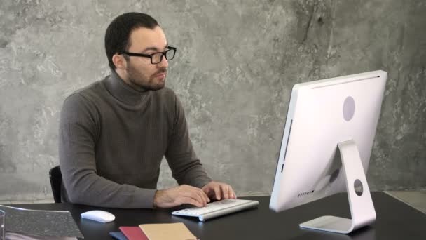 Beau homme d'affaires travaillant sur ordinateur dans le bureau. — Video