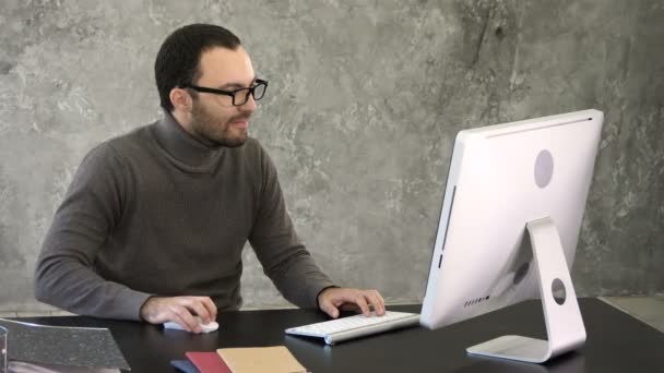 Ondernemer boos en woedend op de computer. Reactie op iets op het scherm van de monitor. — Stockvideo