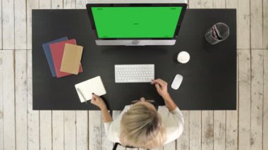 Bilgisayarda video konferans yapan biri. Yeşil perde Mock-up göstermek.