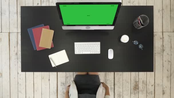 Una donna d'affari che lavora al computer in ufficio. Visualizzazione finto schermo verde . — Video Stock