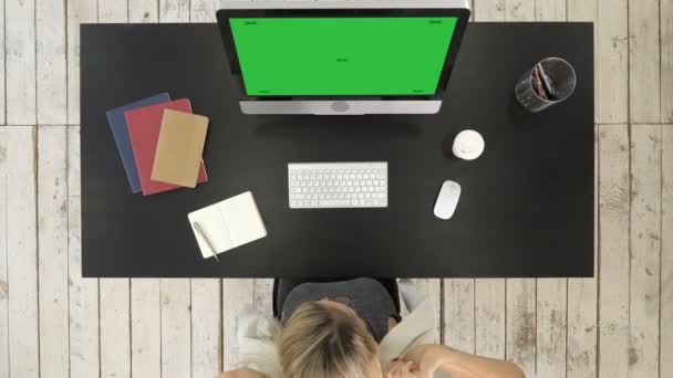 Frau, die am Computer im Büro arbeitet, trinkt müde Kaffee. Green-Screen-Attrappe. — Stockvideo