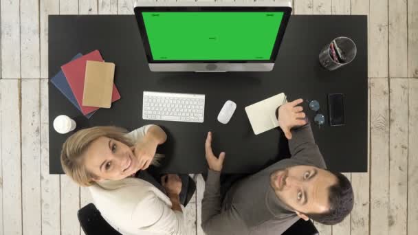 Uomini d'affari allegri che guardano alla telecamera e parlano in ufficio. Visualizzazione finto schermo verde . — Video Stock