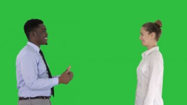 Genç kadın ve genç adam resmi kıyafetler Chroma anahtar yeşil ekranda yüksek çak bakalım.