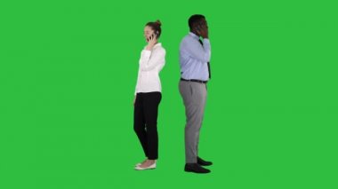 Tam uzunlukta. Genç Afro-Amerikan erkek ve kadın sırt sırta yapım telefon görüşmeleri Chroma anahtar yeşil ekranda ayakta. 4 k çözünürlüklü profesyonel vurulmuş. 012. sen-ebilmek kullanma o örneğin,