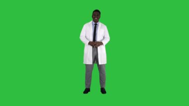 Afro-Amerikan yeşil bir ekran üzerinde kameraya konuşurken Doktor Chroma Key.