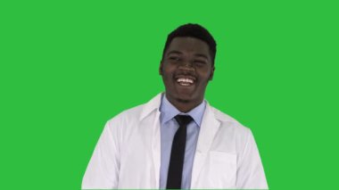 Afro-Amerikan yeşil bir ekran üzerinde kameraya konuşurken Doktor Chroma Key.