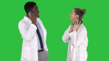 Çok güzel bir haber yeşil ekranda Chroma Key söylüyorum çağrı yapmaya cep telefonunu kullanarak kadın ve erkek doktor.