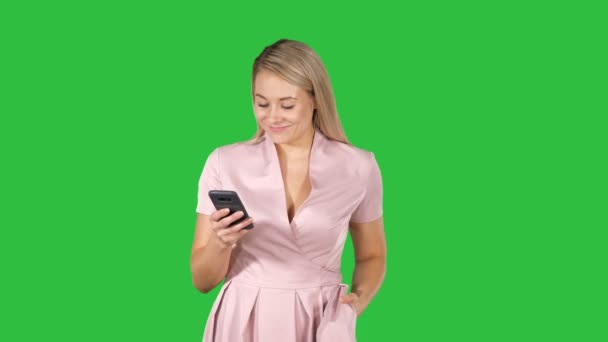 Sexy žena chůze a textových zpráv na chytrém telefonu na zelené obrazovce, Chroma Key. — Stock video