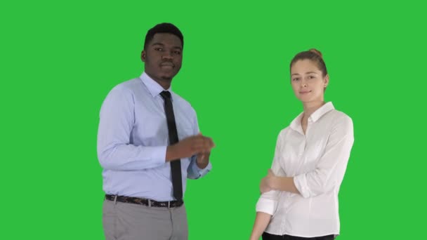 Un hombre de negocios y una mujer de negocios aplaudiendo en una pantalla verde, Chroma Key . — Vídeos de Stock