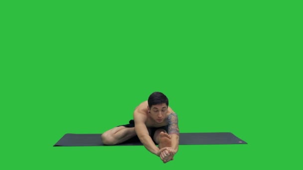 Marichyasana の装着されているヨガの男ポーズ クロマキー グリーン画面で脚と背骨のストレッチ運動. — ストック動画