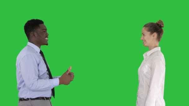 Junge Frau und junger Mann in formeller Kleidung geben High Five auf einem grünen Bildschirm, Chroma-Schlüssel. — Stockvideo