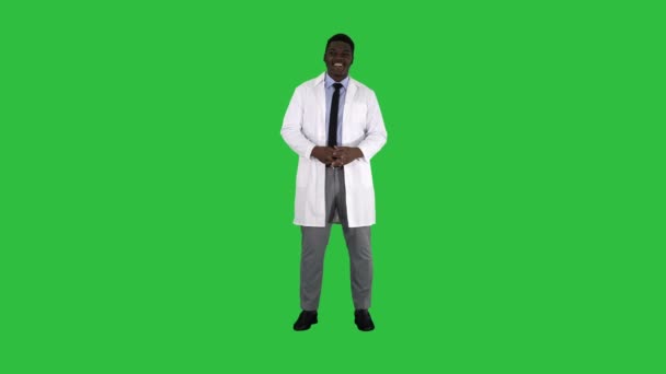 Afro-American läkare pratar med kameran på en grön skärm, Chroma Key. — Stockvideo