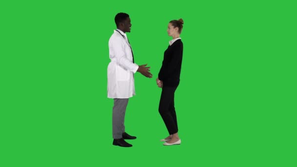 Doctor contando buenas noticias a un paciente en una pantalla verde, Chroma Key . — Vídeo de stock