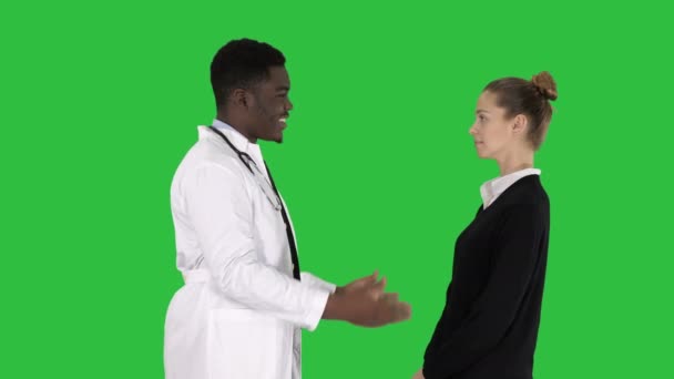 クロマキー グリーン画面で患者に良いニュースを伝える医師. — ストック動画