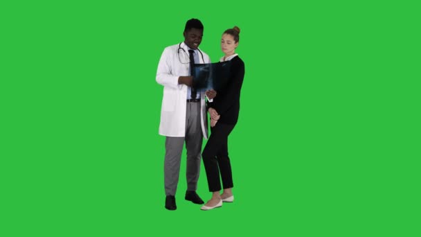 O médico mostra a radiografia de tórax do paciente em uma tela verde, Chroma Key . — Vídeo de Stock