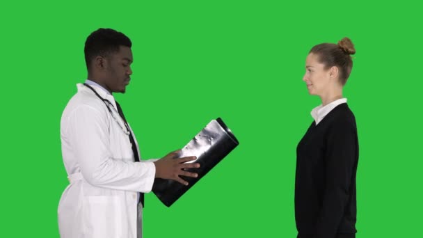 Le patient vient chez le médecin avec le physiothérapeute de rayon X expliquant la radiographie au patient sur un écran vert, Chroma Key . — Video