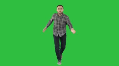 Dans ve ileri bir yeşil ekranda Chroma Key wanking genç deli adam.